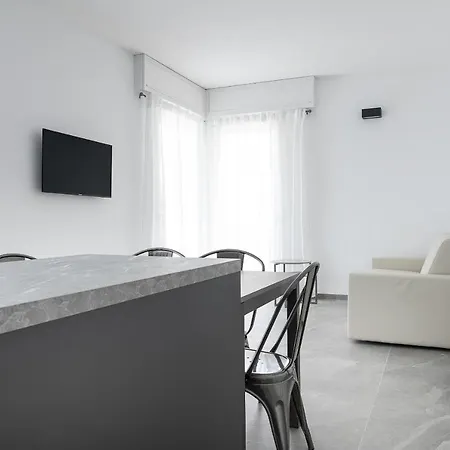 Du Aparments Апартаменты Дезенцано-дель-Гарда